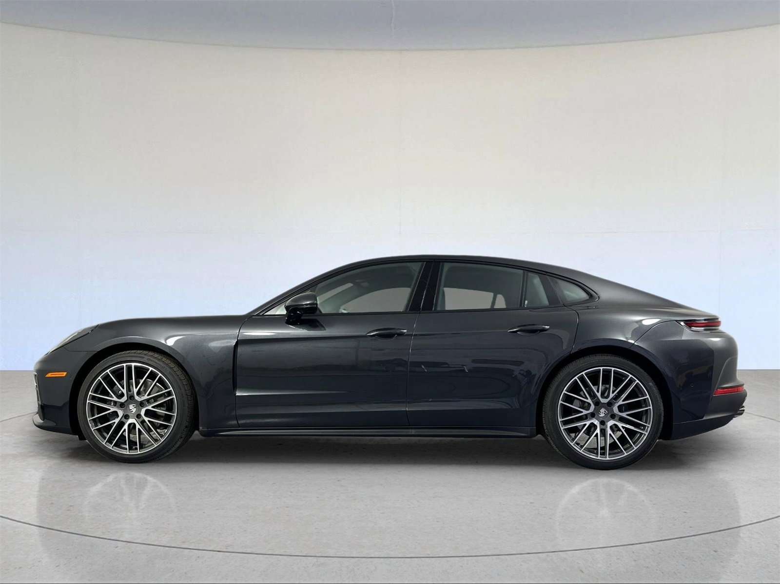 Used 2025 Porsche Panamera image 2