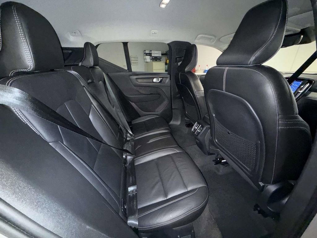 Used 2023 Volvo XC40 B4 Core w/ Convenience Package FWD image 16