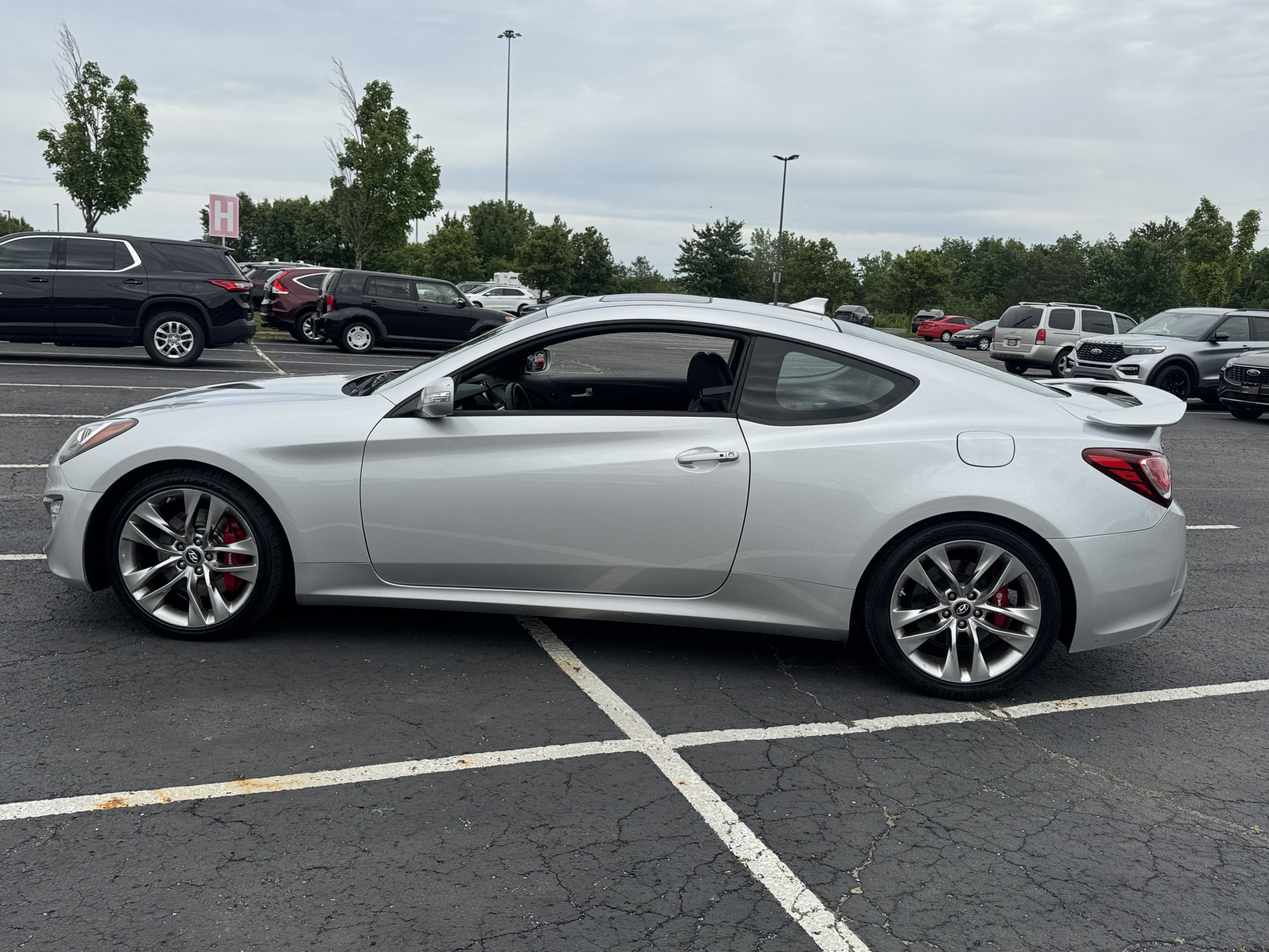 Used 2016 Hyundai Genesis Coupe 3.8 RWD image 9