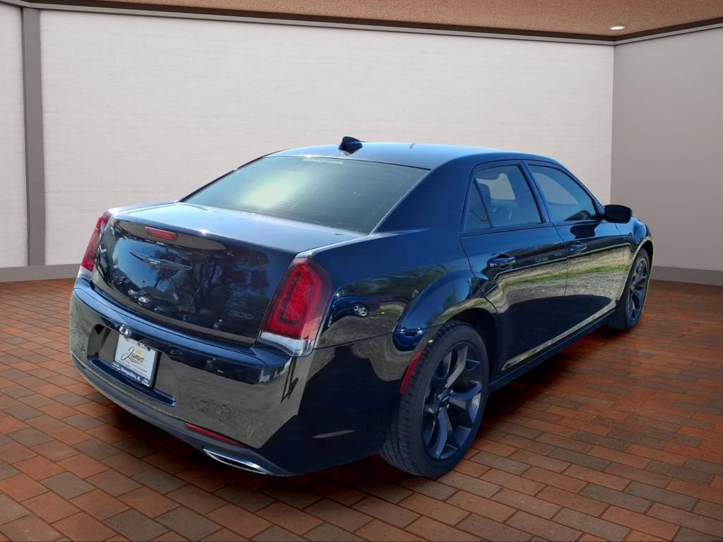 Used 2023 Chrysler 300 Touring w/ Sport Appearance Package RWD image 4