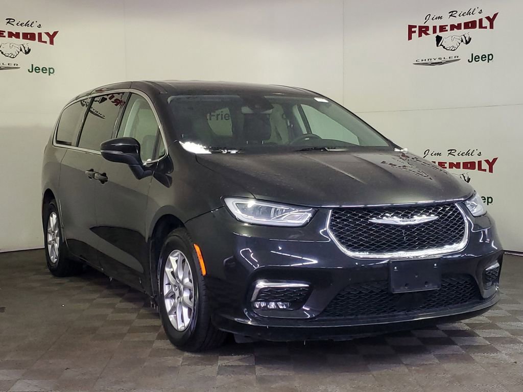 Used 2023 Chrysler Pacifica Touring-L image 2