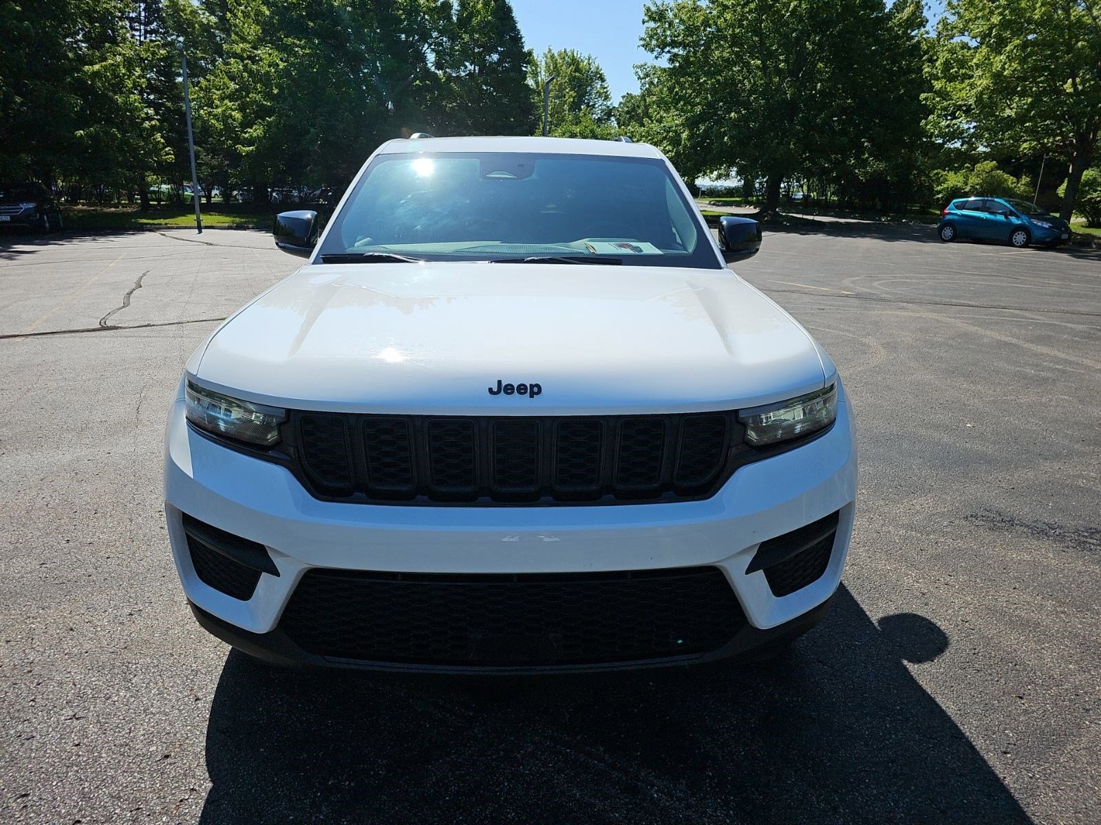 Used 2025 Jeep Grand Cherokee Altitude AWD/4WD image 9