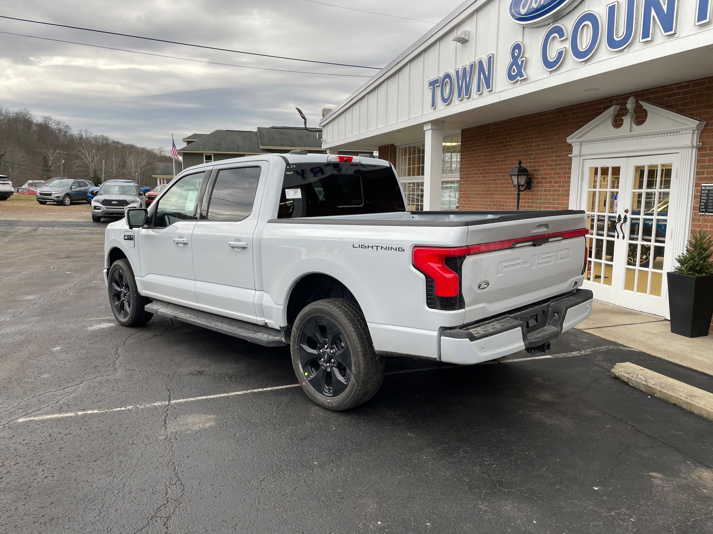 New 2025 Ford F150 Lightning Platinum w/ Dark Elements Package AWD/4WD image 7