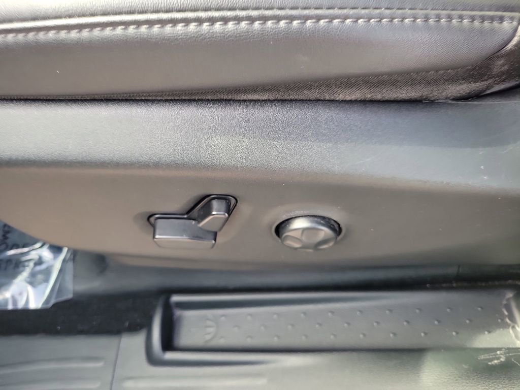 Used 2024 Chrysler Pacifica Limited FWD image 18