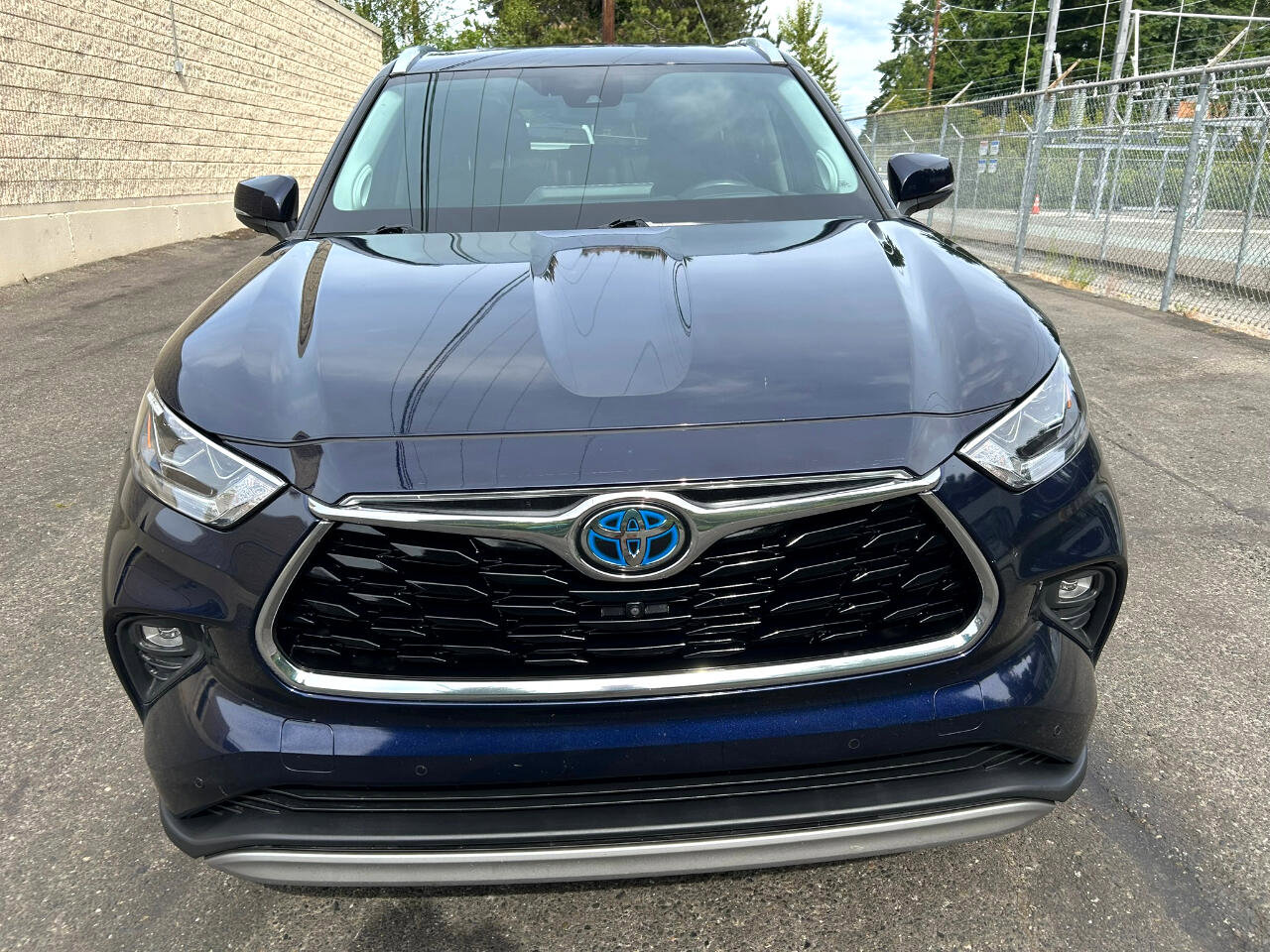 Used 2021 Toyota Highlander Platinum image 2