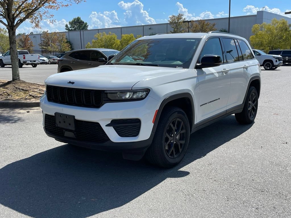 Used 2025 Jeep Grand Cherokee Altitude AWD/4WD image 3