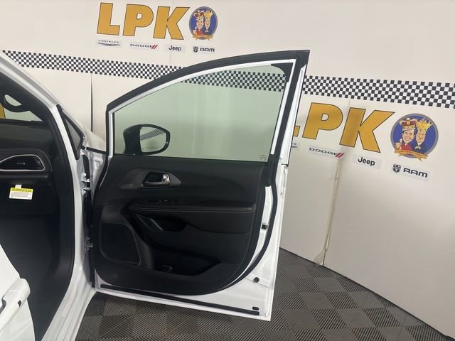 New 2026 Chrysler Pacifica Select image 13