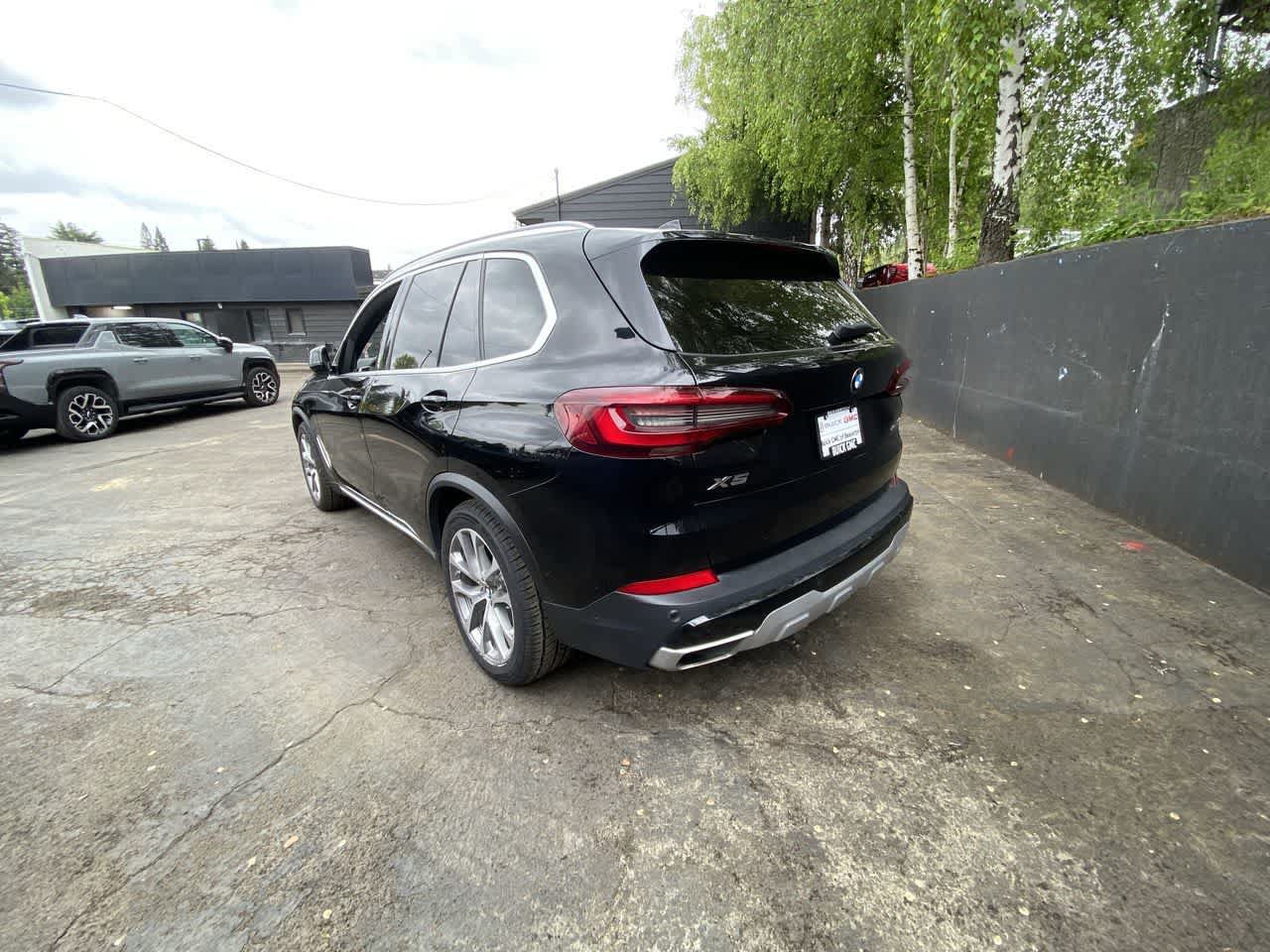 Used 2021 BMW X5 xDrive40i w/ Premium Package AWD/4WD image 4