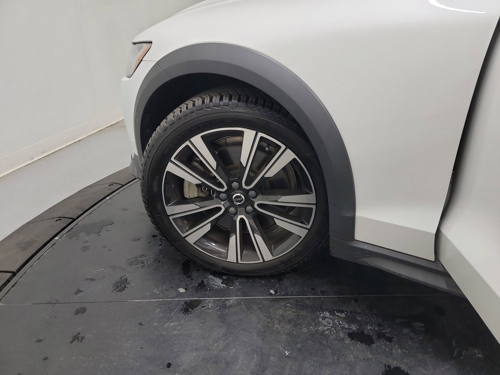 Used 2021 Volvo V60 T5 Cross Country image 30