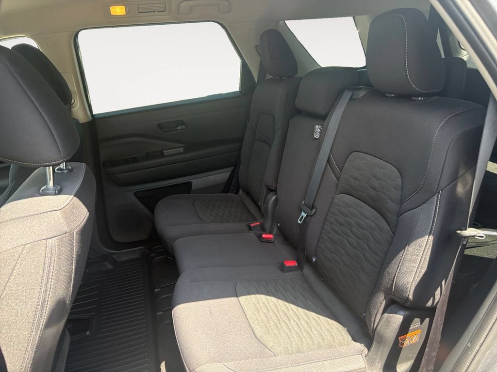 Used 2025 Nissan Pathfinder S FWD image 13