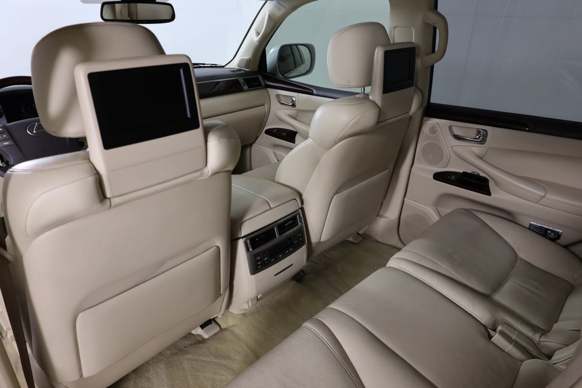 Used 2013 Lexus LX 570 4WD w/ Luxury Pkg w/Pre-crash image 51