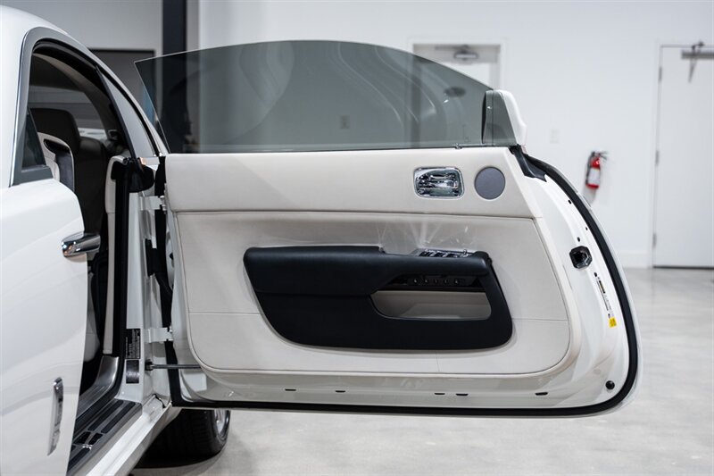 Used 2016 Rolls-Royce Wraith RWD image 23