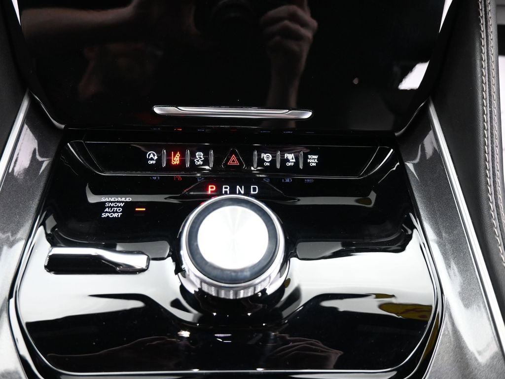 Used 2024 Jeep Wagoneer 4WD w/ Premium Group I image 16