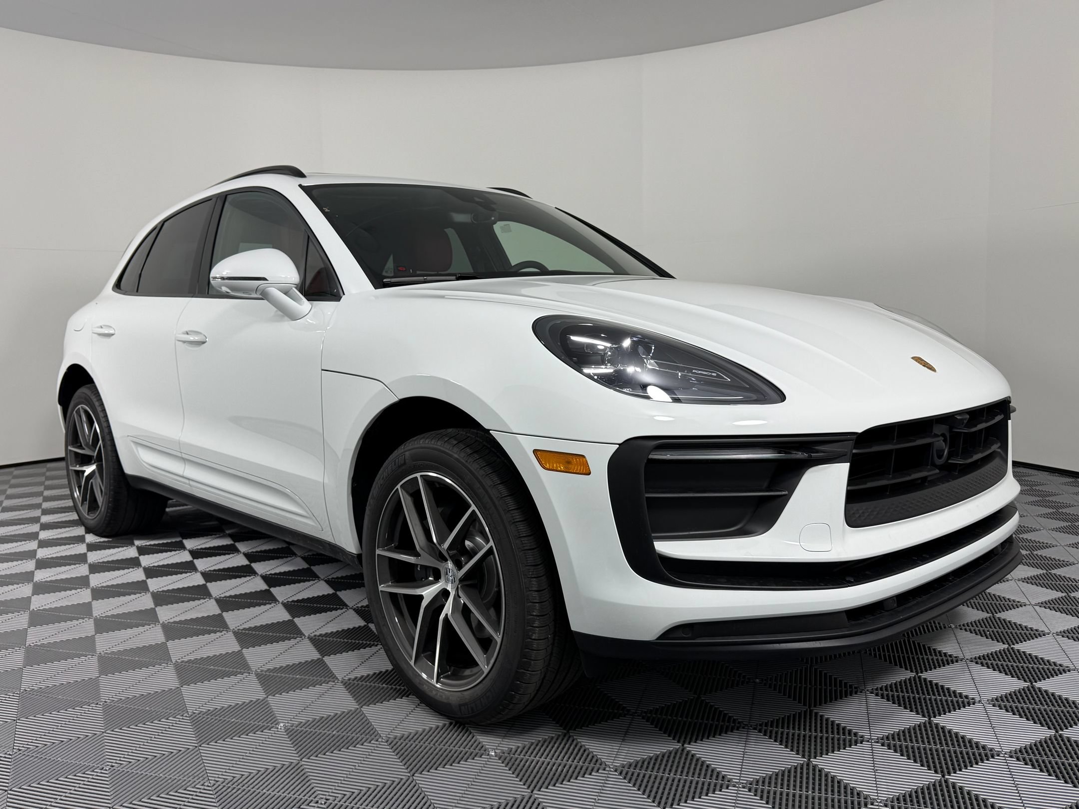 Certified 2026 Porsche Macan AWD/4WD image 7