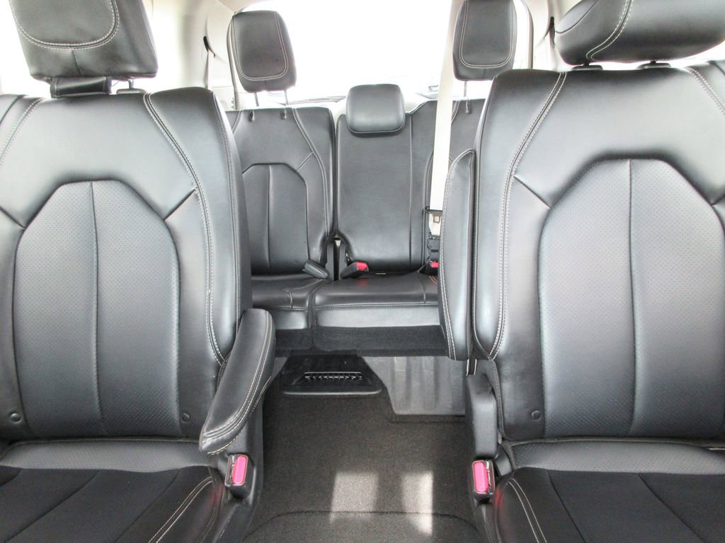 Used 2023 Chrysler Pacifica Touring-L image 18