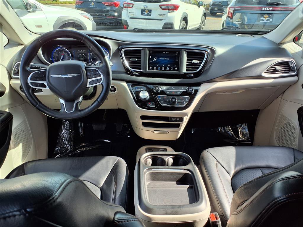 Used 2020 Chrysler Pacifica Touring-L image 5