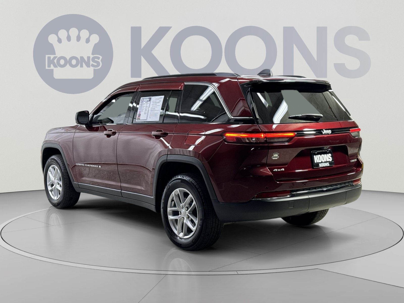 Used 2025 Jeep Grand Cherokee Laredo AWD/4WD image 18
