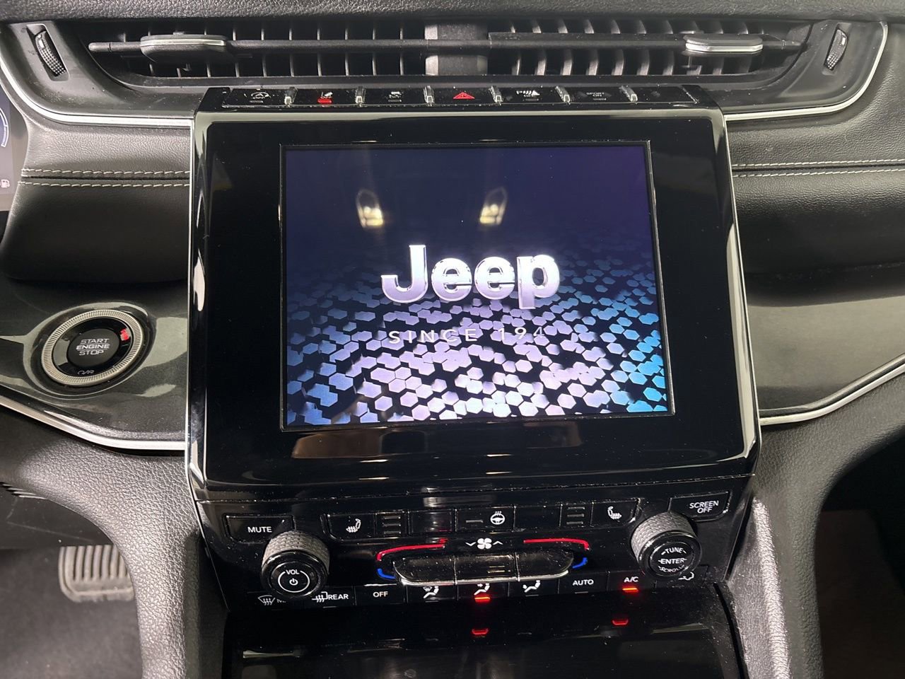 Used 2023 Jeep Grand Cherokee L Laredo image 16