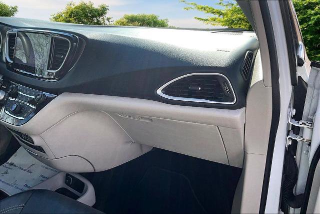 Used 2022 Chrysler Pacifica Touring-L w/ Uconnect Theater Family Group image 16