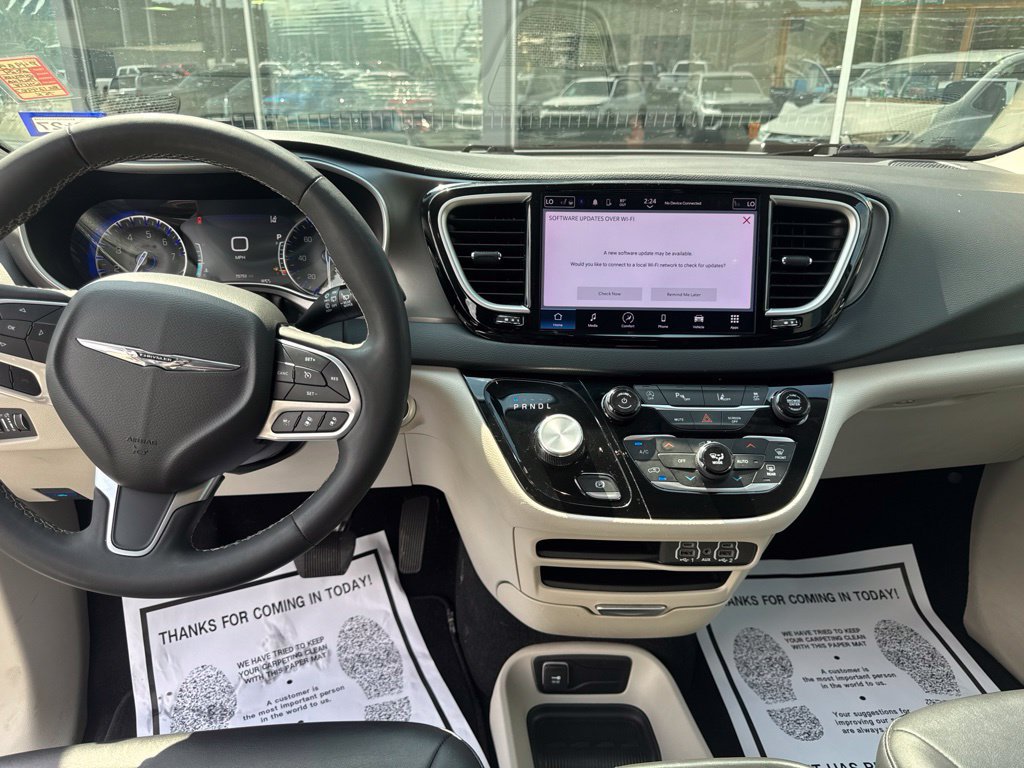 Used 2024 Chrysler Pacifica Touring-L FWD image 12