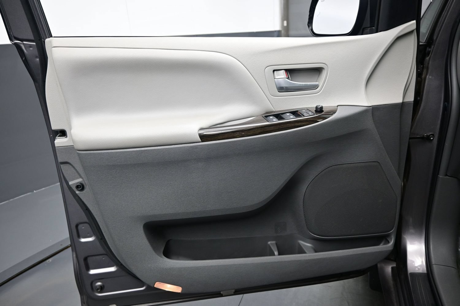 Used 2017 Toyota Sienna XLE w/ XLE Navigation Package FWD image 9