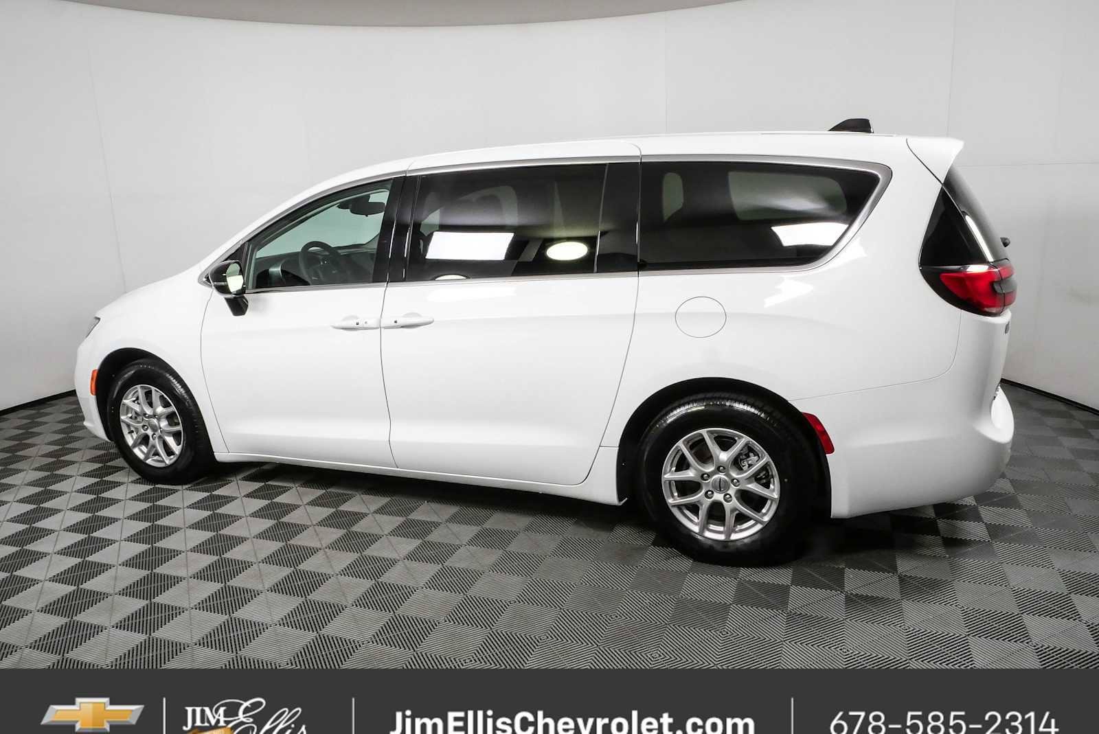 Used 2024 Chrysler Pacifica Touring-L FWD image 27