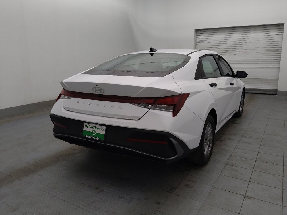 Used 2025 Hyundai Elantra SE image 9