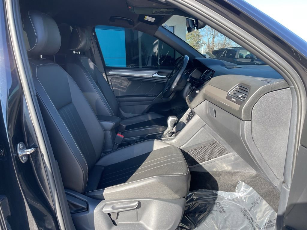 Used 2022 Volkswagen Tiguan SE R-Line image 25