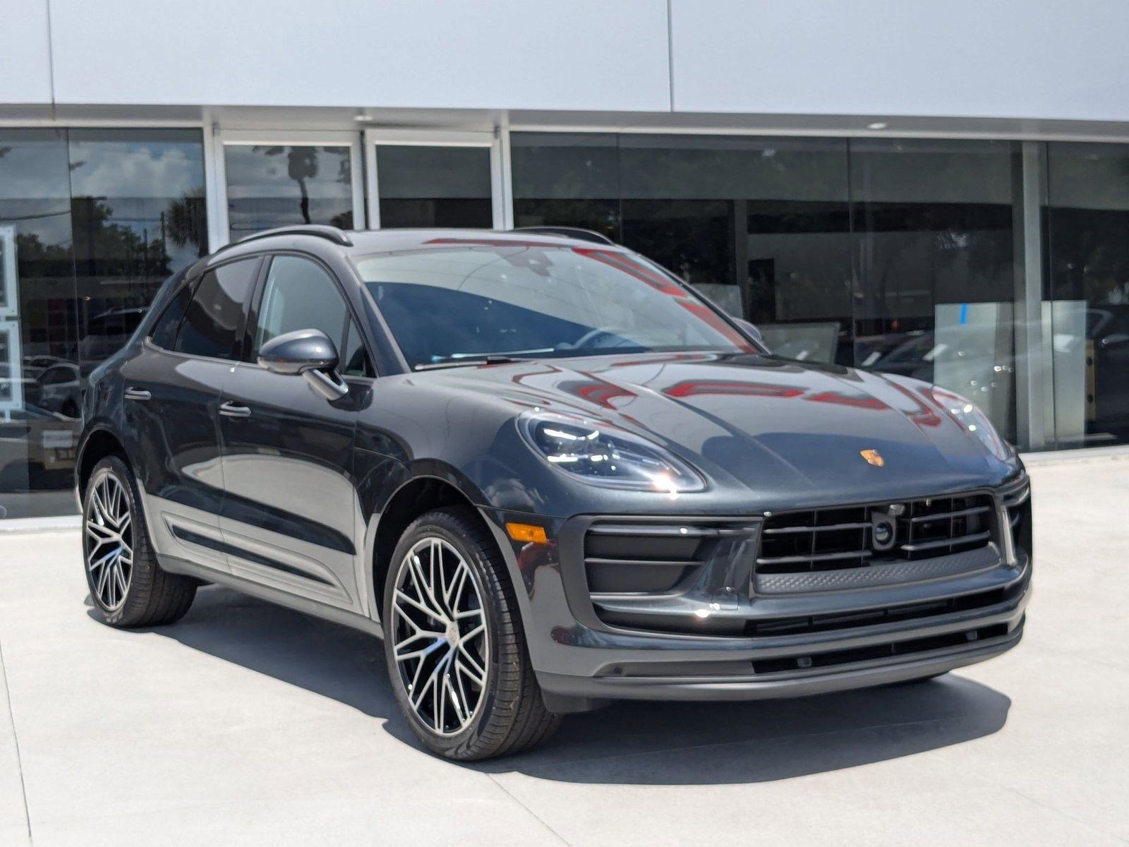 Certified 2025 Porsche Macan image 7
