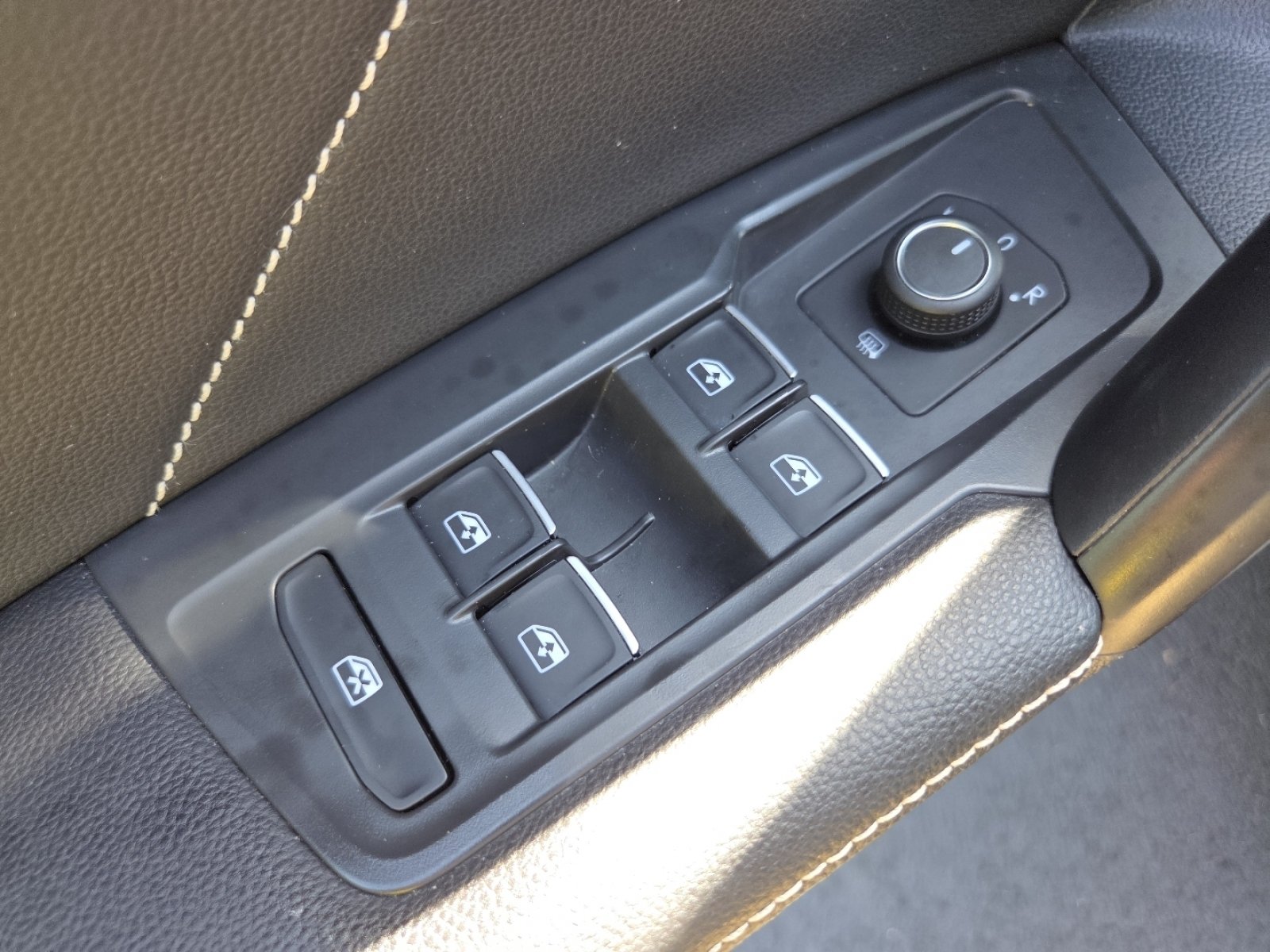Used 2022 Volkswagen Tiguan SE R-Line AWD/4WD image 33