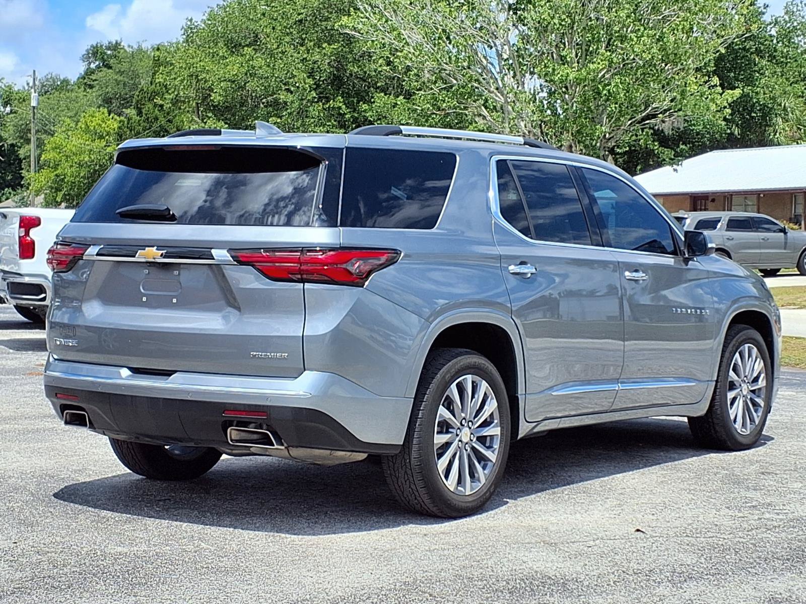 Used 2023 Chevrolet Traverse Premier FWD image 4