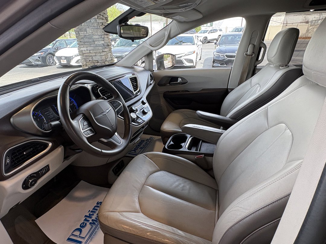Used 2017 Chrysler Pacifica Touring-L w/ Tire & Wheel Group FWD image 22