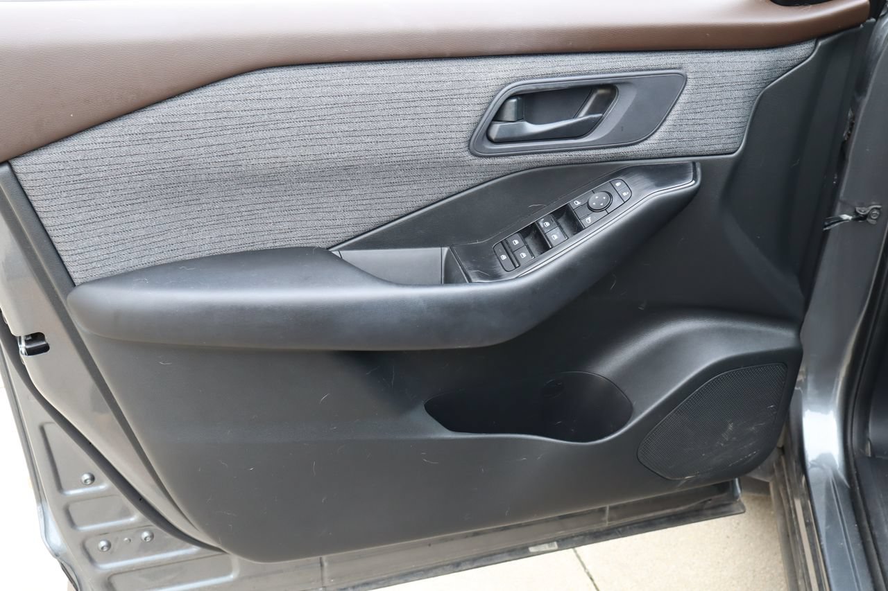 Used 2023 Nissan Rogue S AWD/4WD image 19