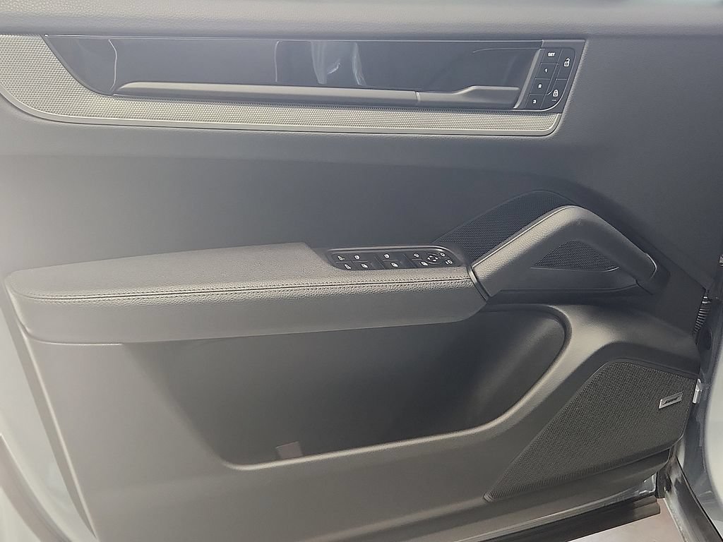 Certified 2025 Porsche Cayenne AWD/4WD image 13