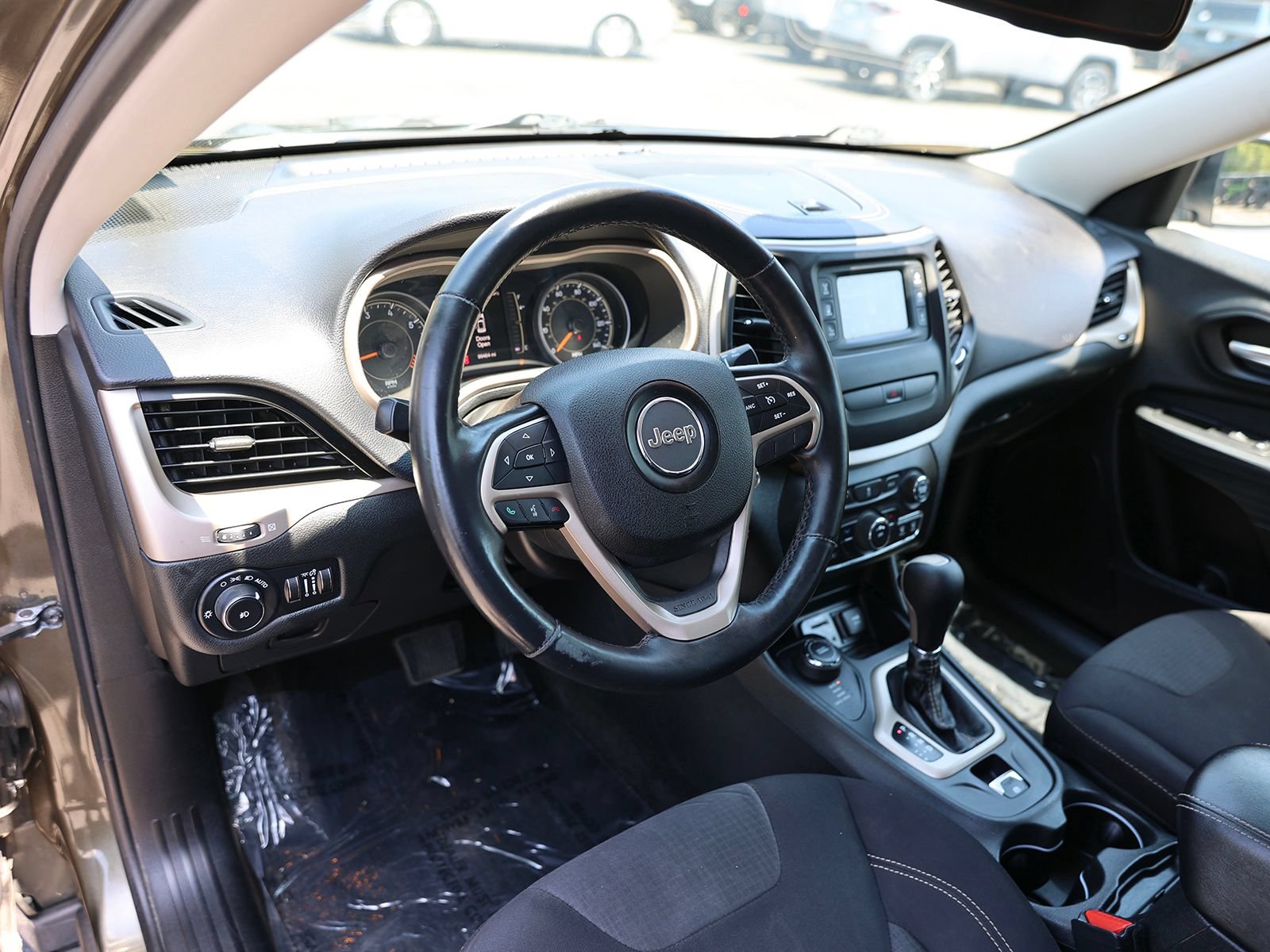 Used 2015 Jeep Cherokee Latitude w/ Cold Weather Group AWD/4WD image 18