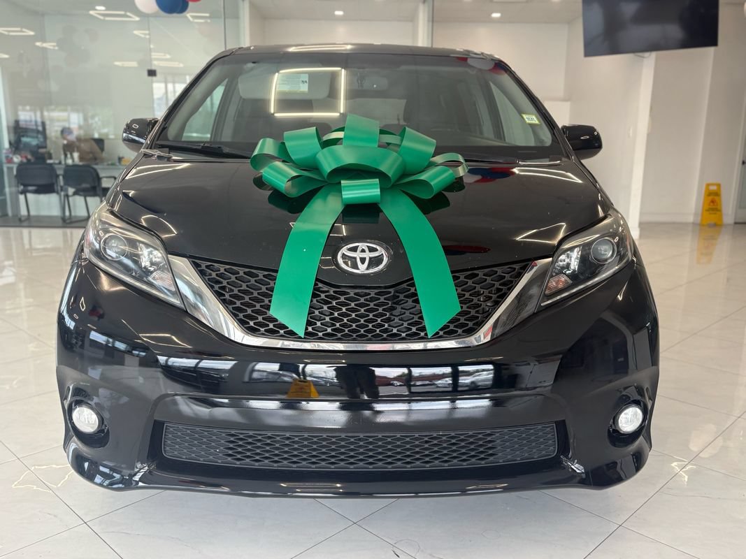 Used 2015 Toyota Sienna SE w/ SE Preferred Package FWD image 2