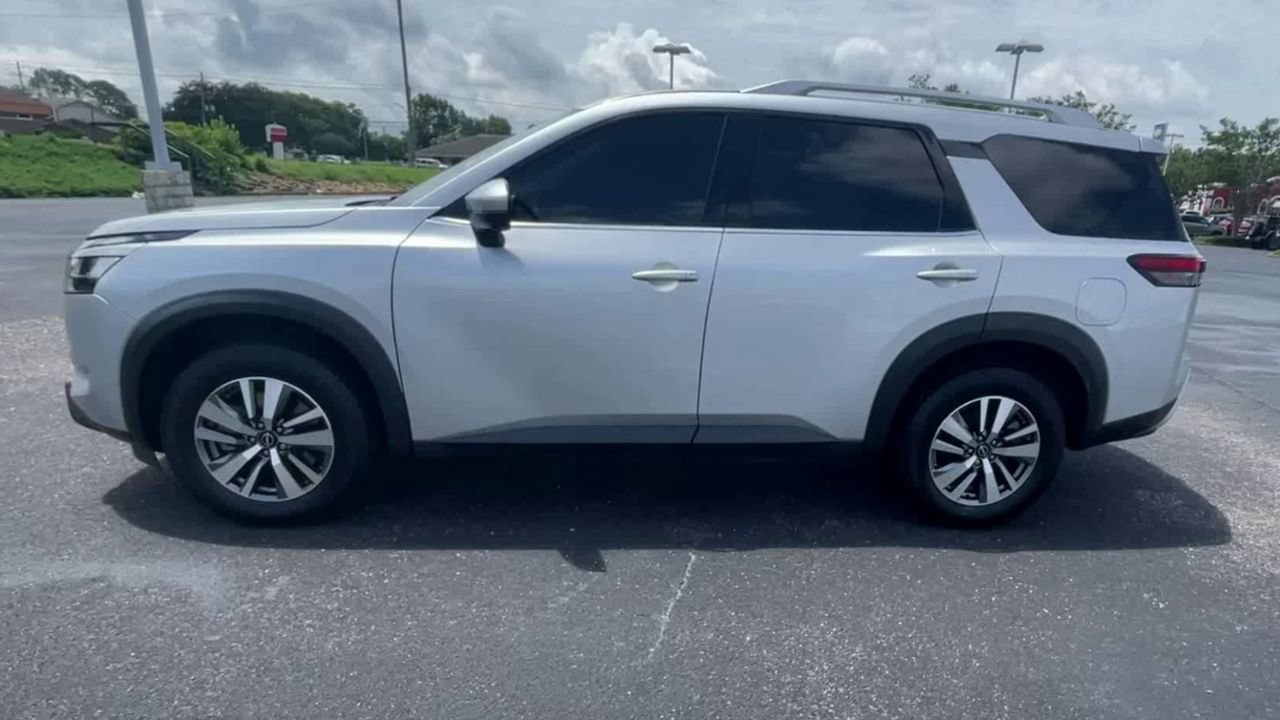 Used 2023 Nissan Pathfinder SL FWD image 5
