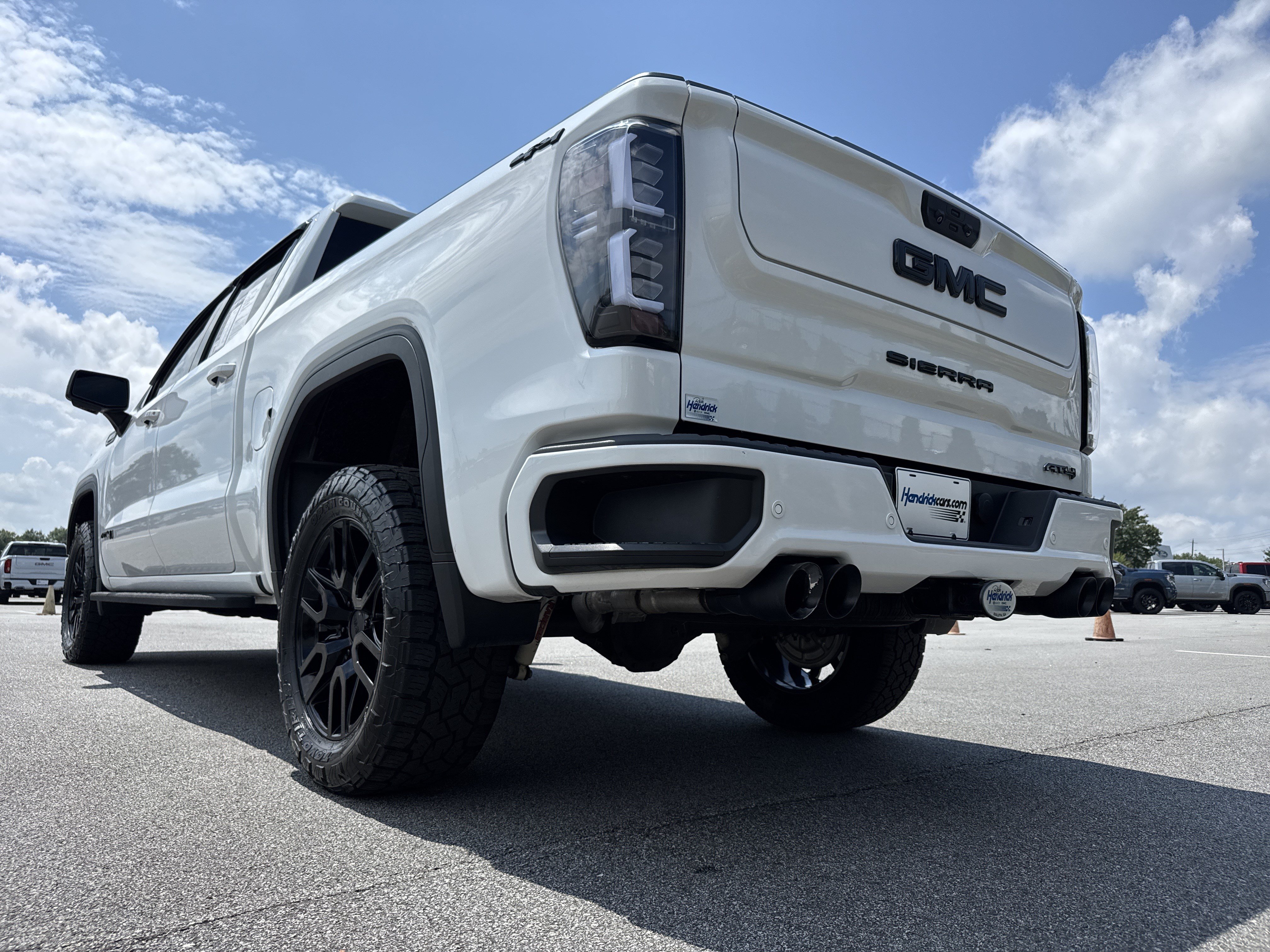 Used 2023 GMC Sierra 1500 AT4 w/ AT4 Premium Package AWD/4WD image 8