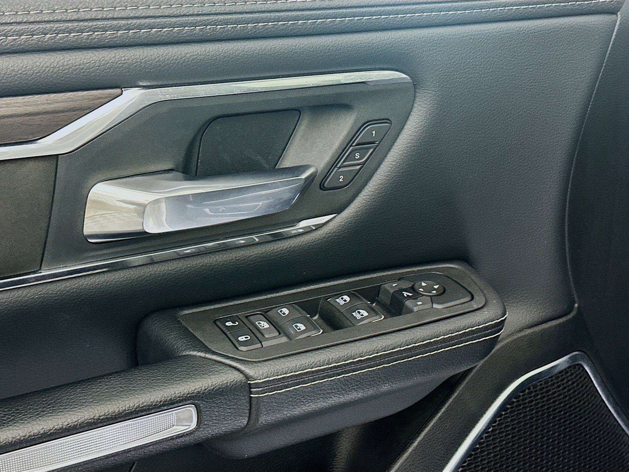 Used 2025 RAM 1500 Laramie image 15