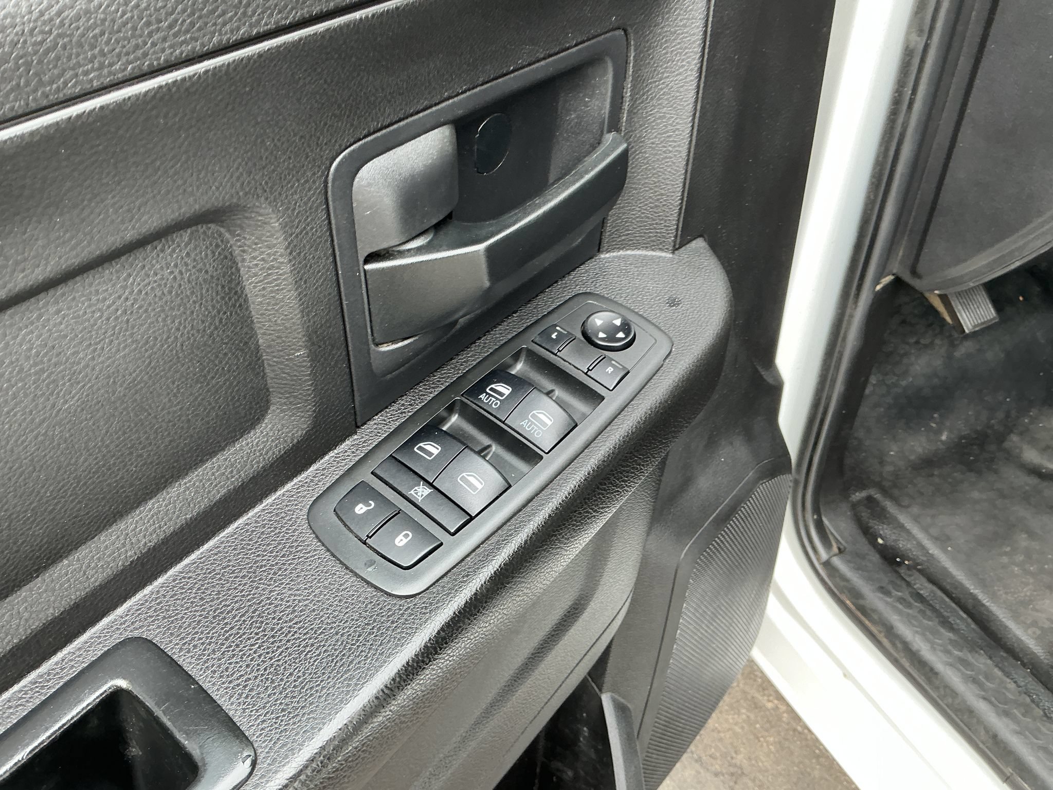 Used 2018 RAM 2500 Tradesman w/ Chrome Appearance Group AWD/4WD image 11
