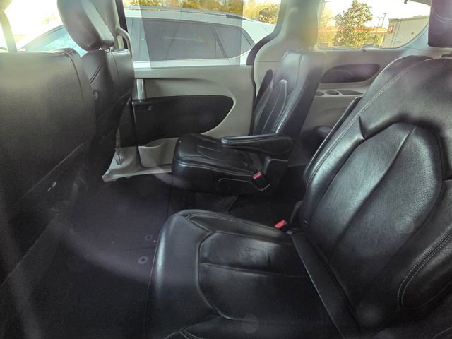 Used 2022 Chrysler Pacifica Touring-L image 11