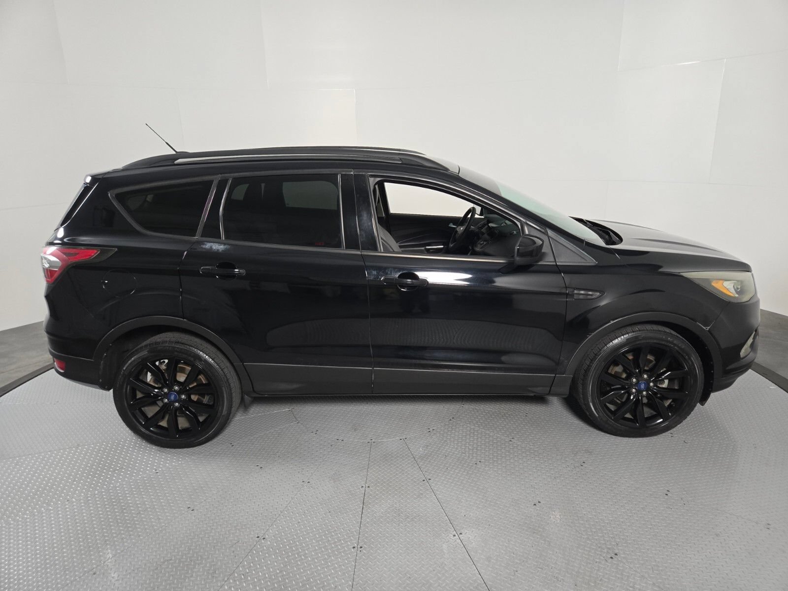 Used 2017 Ford Escape SE w/ Equipment Group 201A FWD image 6