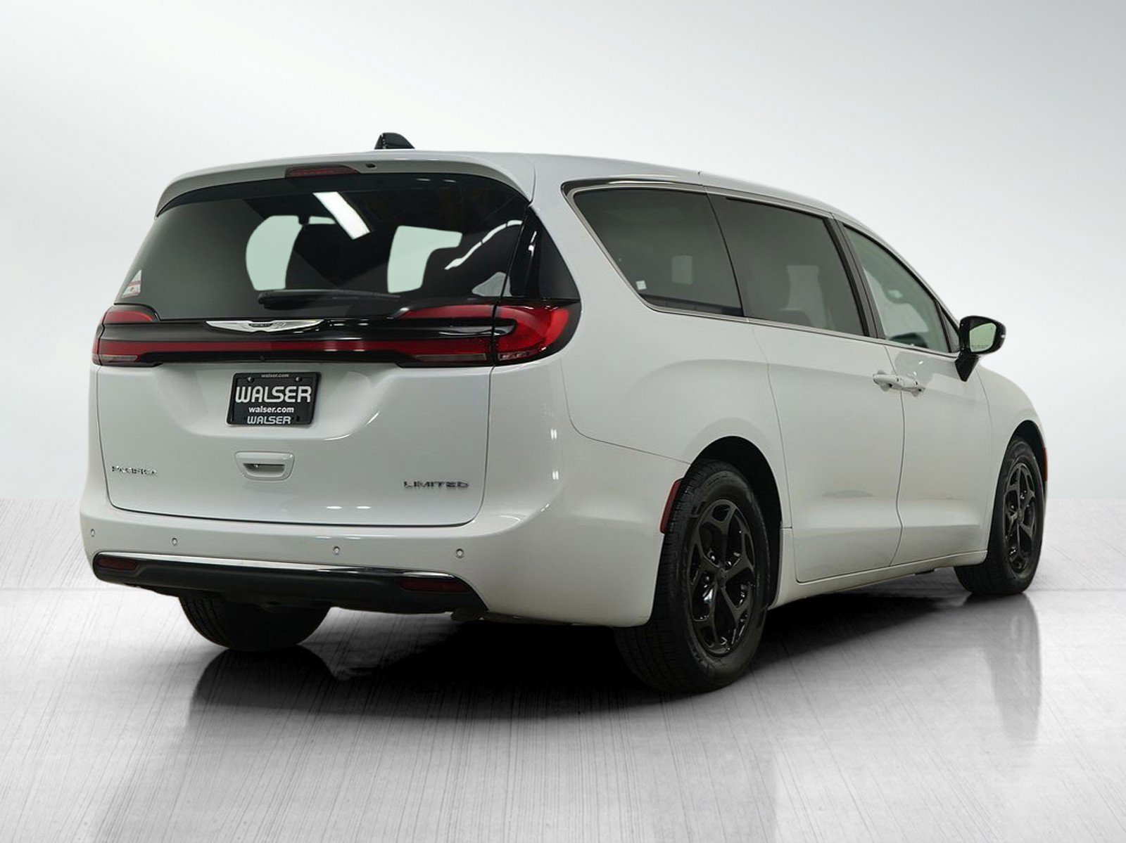 Used 2024 Chrysler Pacifica Limited image 5