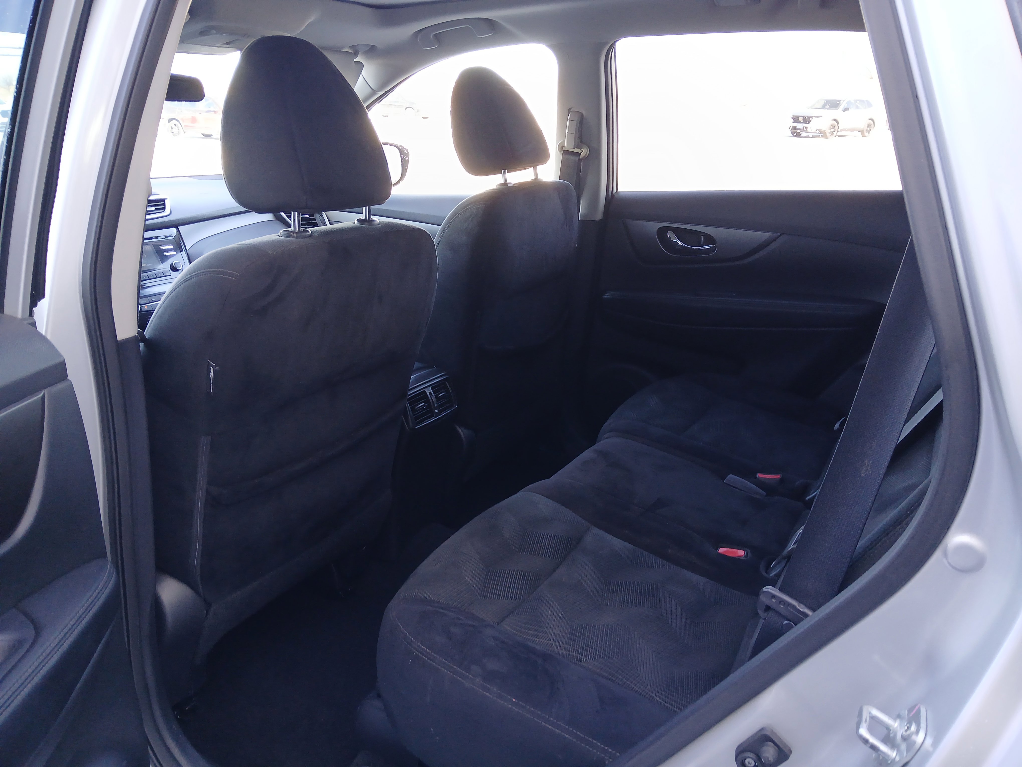 Used 2015 Nissan Rogue SV w/ SV Moonroof Package image 9