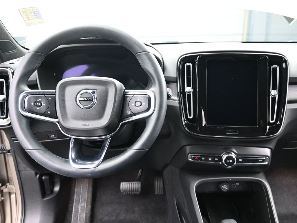 Used 2023 Volvo XC40 Recharge Ultimate image 9