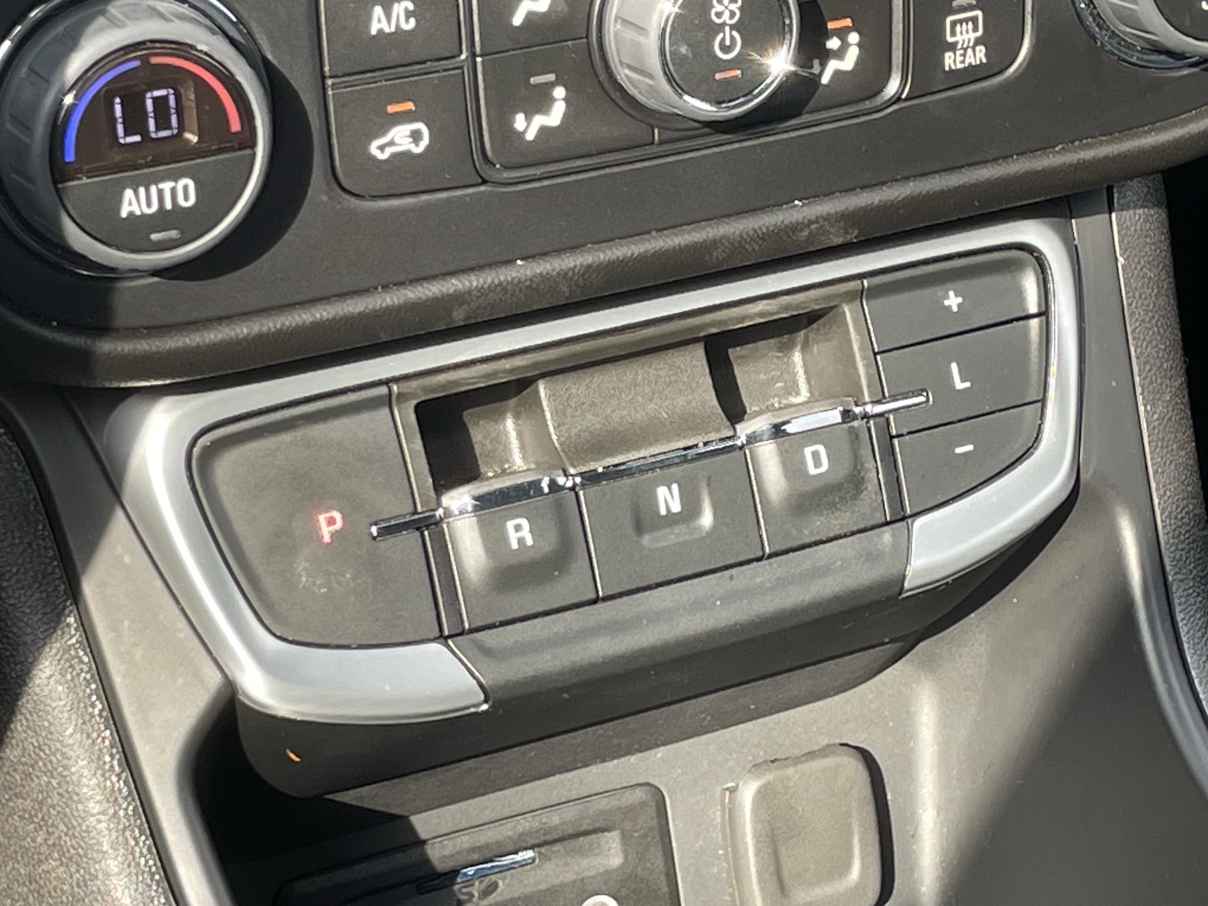 Used 2024 GMC Terrain SLT image 23