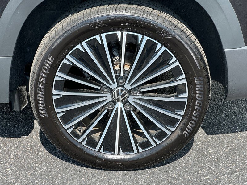 Used 2025 Volkswagen Taos SE w/ Panoramic Sunroof Package image 9
