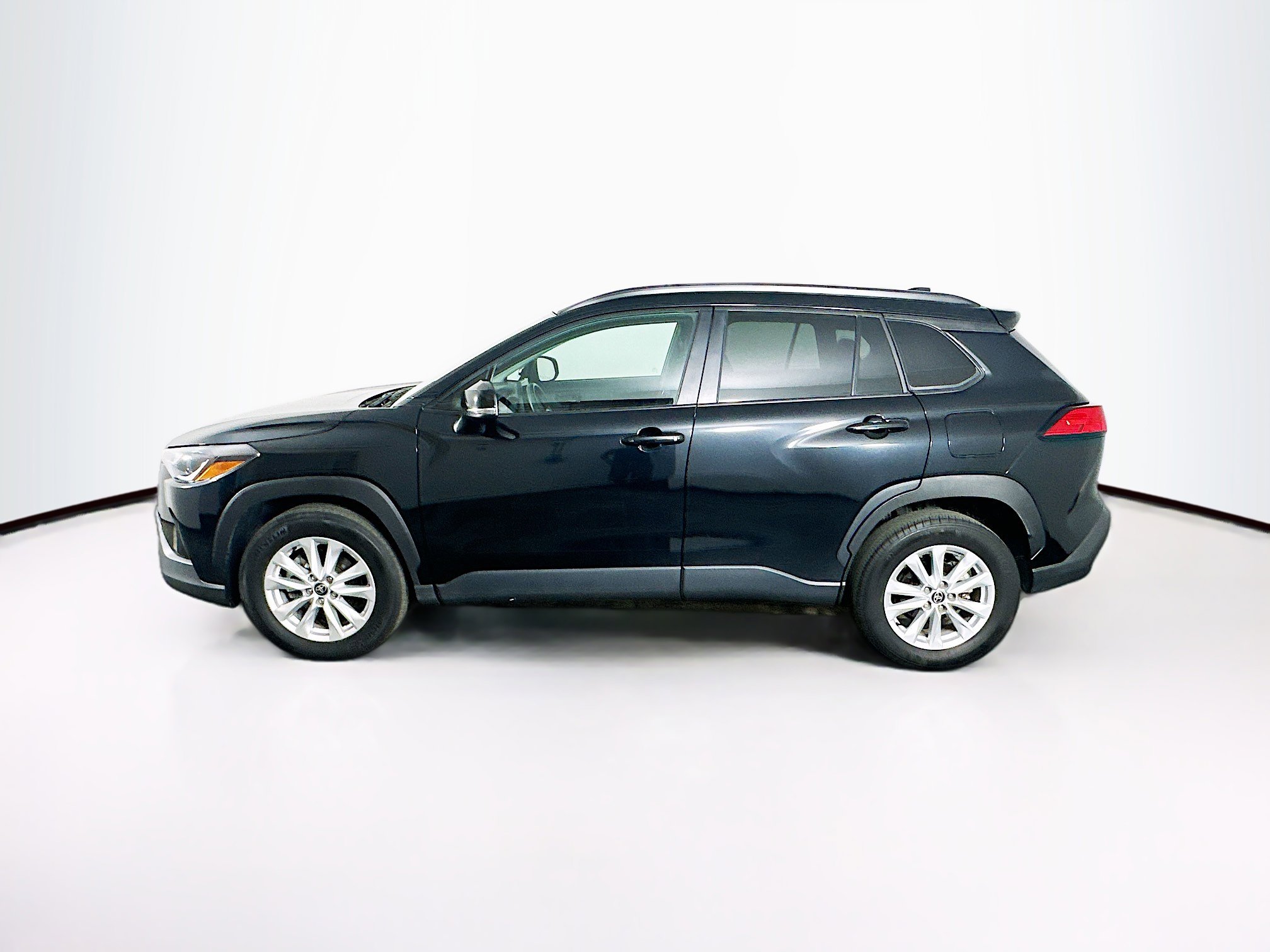 Used 2025 Toyota Corolla Cross LE FWD image 4
