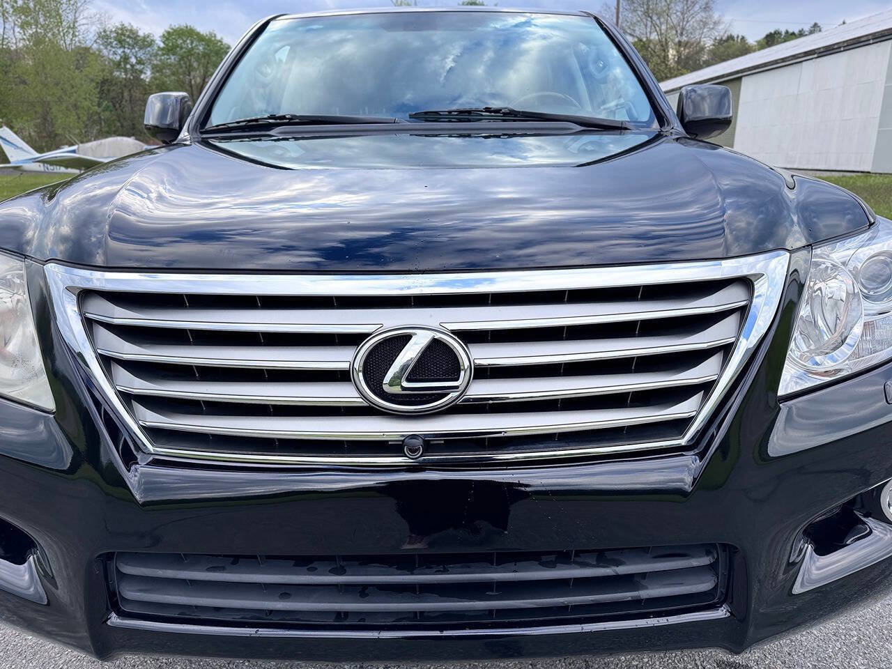 Used 2011 Lexus LX 570 4WD w/ Luxury Pkg image 2