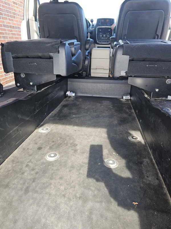 Used 2019 Dodge Grand Caravan SXT image 2